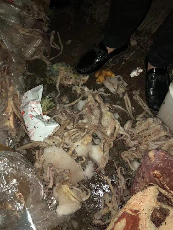 学生家长在成都七中实验学校小学部食堂后厨发现的问题食材。 受访者供图