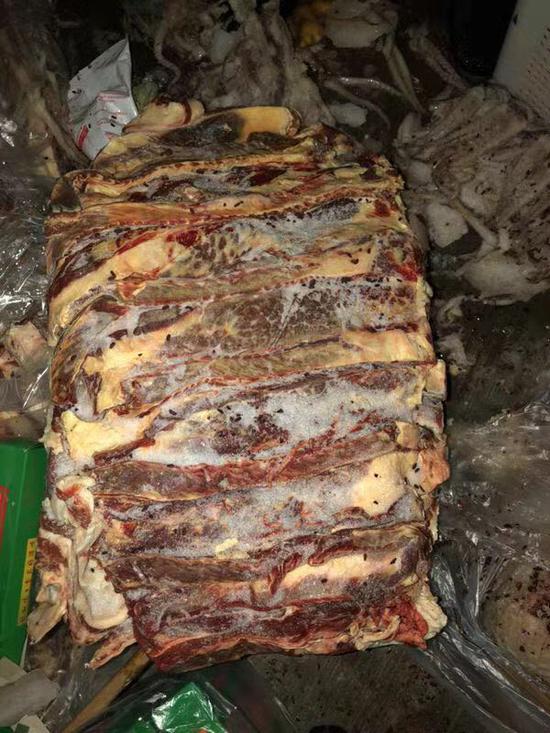 学生家长在成都七中实验学校小学部食堂后厨发现的问题食材。 受访者供图