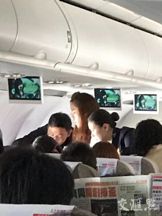 颜梦露(左二)帮助乘客中。