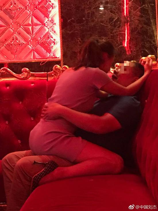 云南一官员KTV被拍不雅照 当地纪委：降为科员