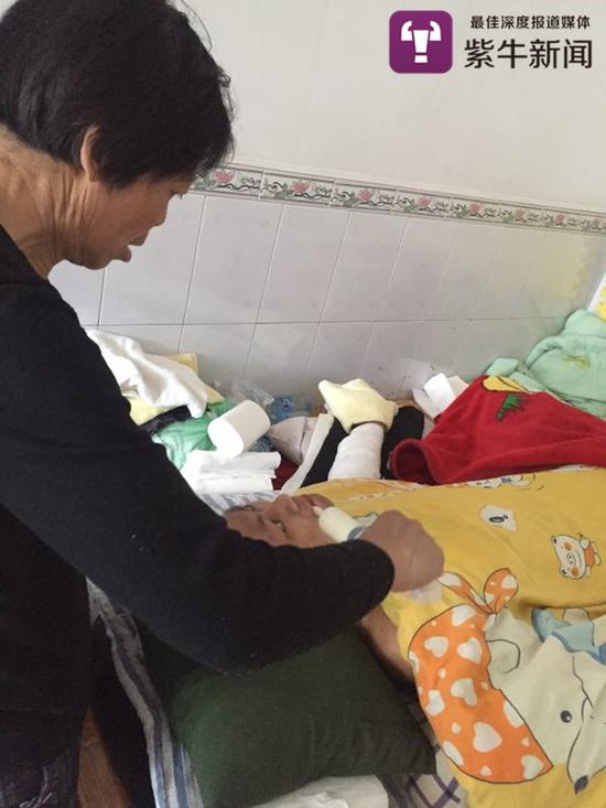 陈岗的母亲将营养液注射到陈岗嘴巴里