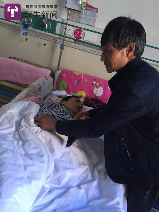 家人在照看杨红燕