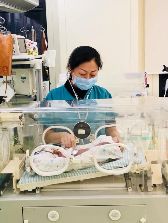 长城上江苏女医生跪地为日本女游客做心肺复苏