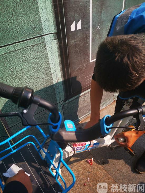 共享单车成小广告新阵地 张贴者：合不合法碍你啥事？