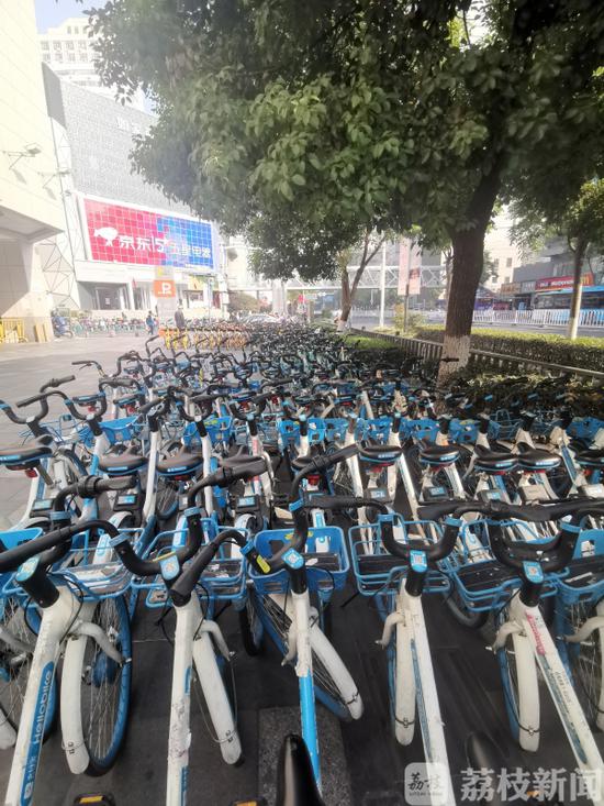 共享单车成小广告新阵地 张贴者：合不合法碍你啥事？