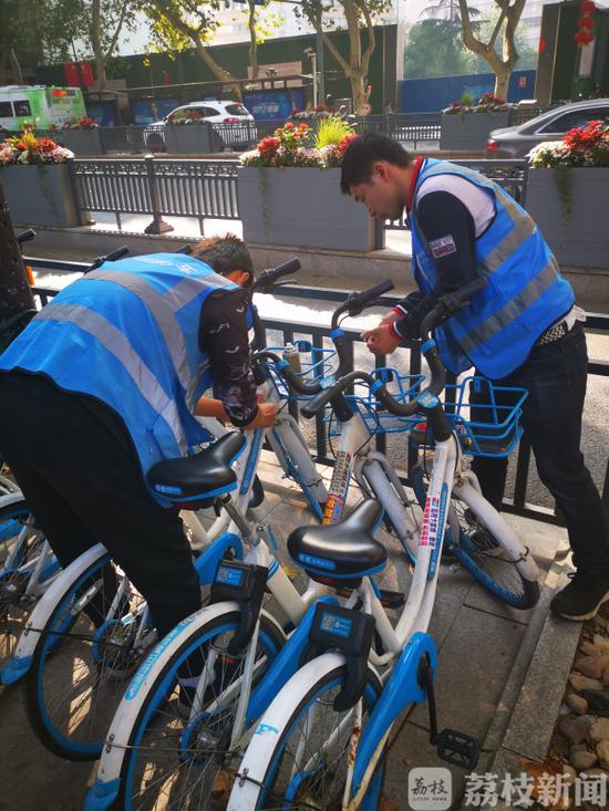 共享单车成小广告新阵地 张贴者：合不合法碍你啥事？