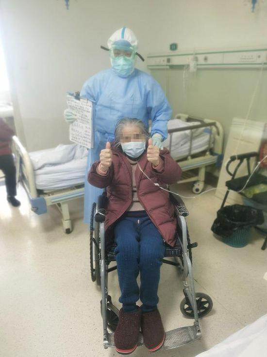 △呼吸科主治医师毛先明与秦奶奶合影