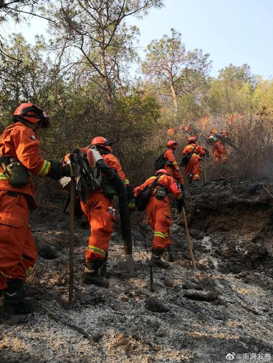 【扑救】云南大理森林火灾多点复燃 当地已组织近1800人扑救