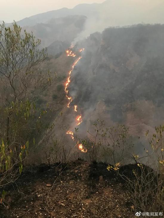 【扑救】云南大理森林火灾多点复燃 当地已组织近1800人扑救