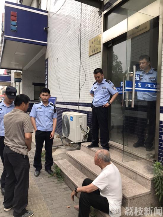 老人走失|82岁耄耋老人走失 重见父亲儿落泪