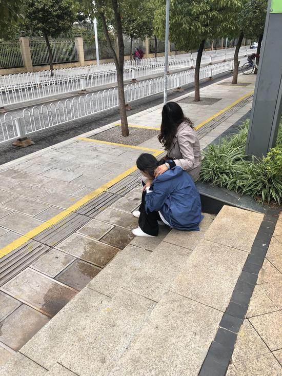 从酒店去警局的路上，陈美莲坐在台阶上，陷入悲伤