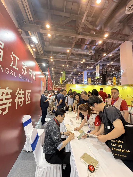 活动现场排队等候作者高云签名的读者