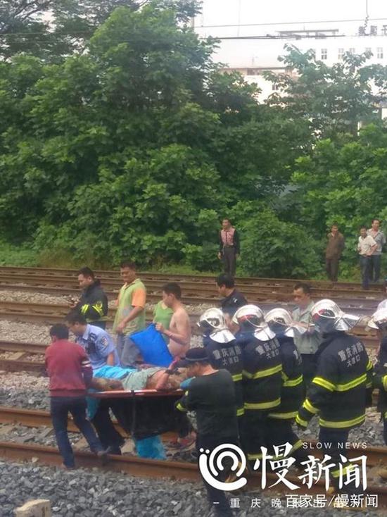 情侣想当网红爬火车拍抖音 男子惨被高压电烧伤险送命