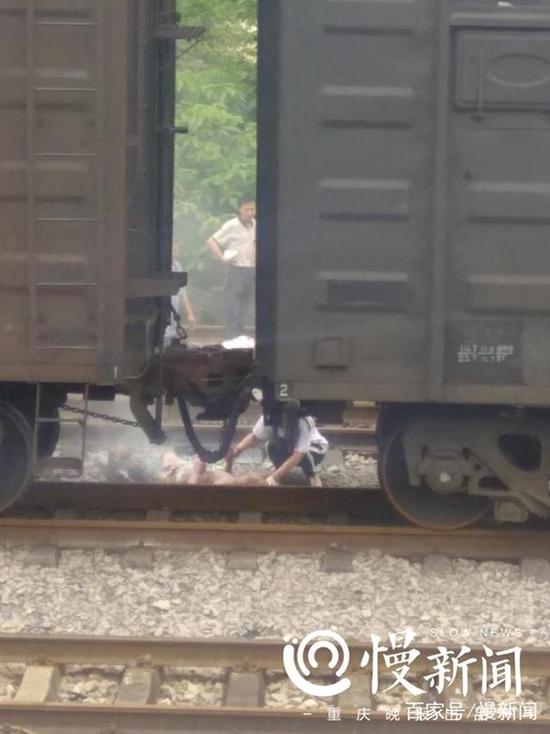 情侣想当网红爬火车拍抖音 男子惨被高压电烧伤险送命