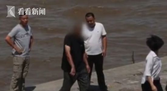 男子观潮被3米大浪卷走 11秒后又被浪拍了回来