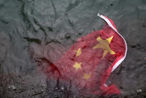 圖為被拋入海的國旗(來源:港媒)