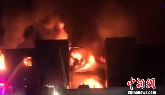 浙江长兴一企业仓库起火 过火面积1500平方米无人员伤亡