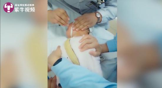 孩子在接受治疗