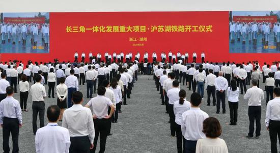 新冠肺炎|江苏“一把手”的一周:石榴已坐六月枝 撸起袖子加油干