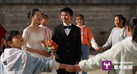 |背80斤书上山的支教老师要结婚了！与女友拍出最美婚纱照