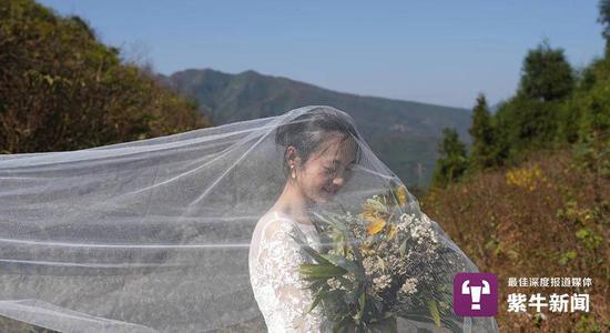 |背80斤书上山的支教老师要结婚了！与女友拍出最美婚纱照