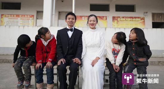 |背80斤书上山的支教老师要结婚了！与女友拍出最美婚纱照