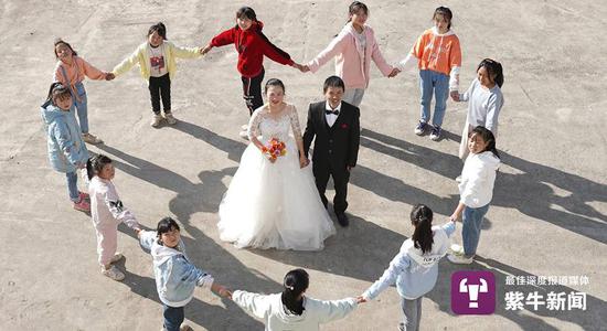 |背80斤书上山的支教老师要结婚了！与女友拍出最美婚纱照