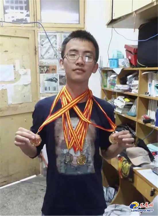周彪大学期间获得的田径奖牌