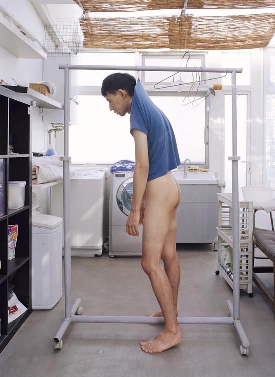 她把男友挂在衣架上拍摄，这对情侣很有趣