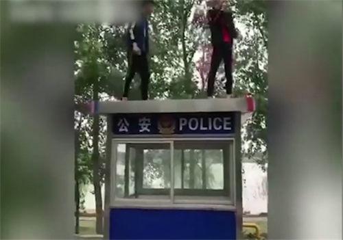 抖音网友为了博眼球 在警务岗亭上尬舞拍视频
