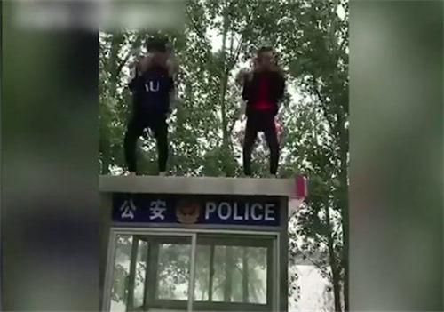 抖音网友为了博眼球 在警务岗亭上尬舞拍视频
