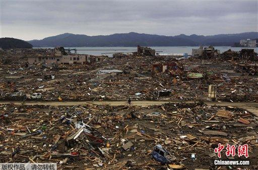 资料图:2011年3月11日,“311大地震”发生后,日本宫城县南三陆町灾区遭受海啸袭击后的废墟。