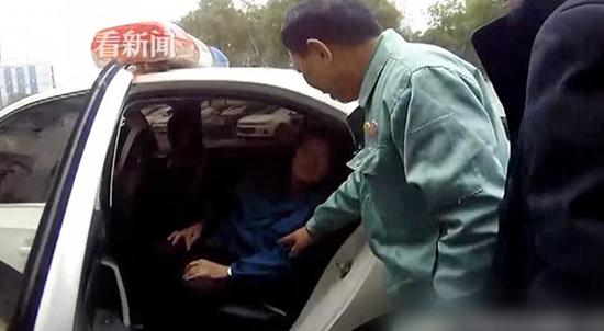 民警也提醒,子女们一定要多多关爱老人,常回家看看。