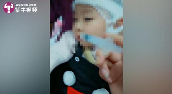 孩子忍受着病痛折磨