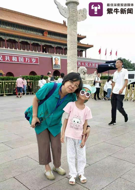 许奶奶带柔柔在天安门游览