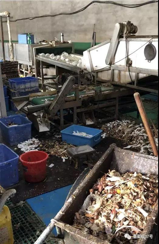 维洁康车间除渣区的食物残渣混合着筷子、勺子,直接堆在地上。 新京报记者 刘经宇 摄