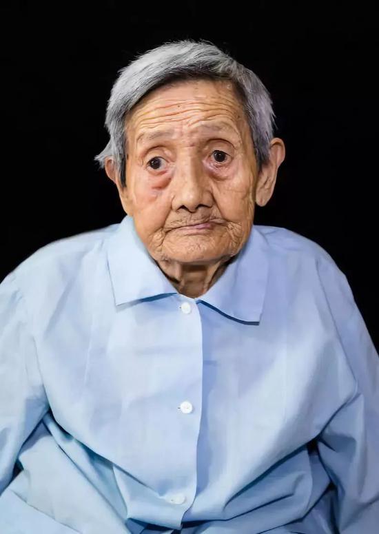 刚刚 南京大屠杀幸存者照片墙的灯又熄了两盏