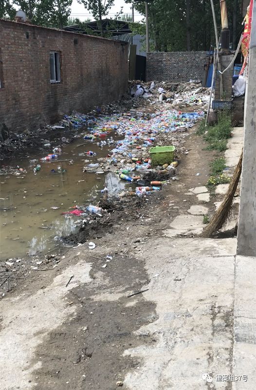 维洁康工厂大门处的露天垃圾堆,地面渗出发黄的污水,气味刺鼻。 新京报记者 刘经宇 摄