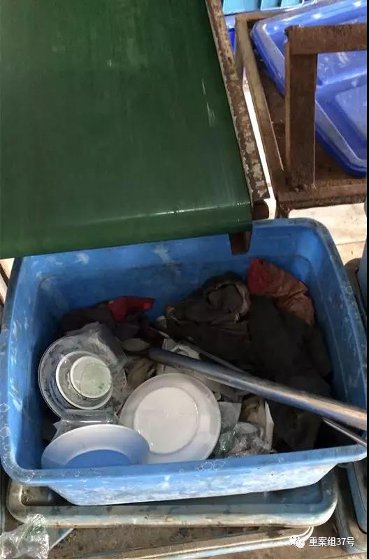 传送带下的箱子里散落着来不及装箱的餐具,里面的脏抹布用来擦抹塑料箱。 新京报记者 刘经宇 摄