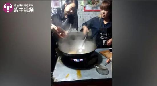 李磊的学员在制作小吃