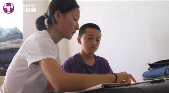 女孩高考后连续打工24小时晕倒 9岁起就撑起一个家