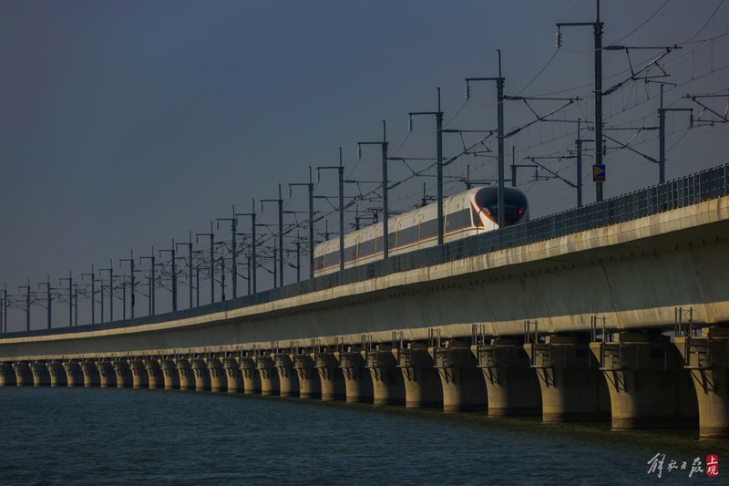 列车飞速行驶在元荡湖大桥上