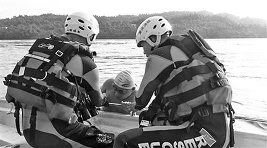 7名漂流者为体验洪峰拒绝救援 经1小时护送终上岸