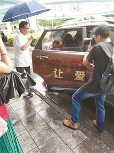 男子知名大学毕业后流浪16年：义务扫10年大街