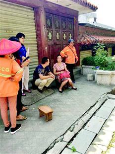 许龙芳(右一)和同事们开导赵女士