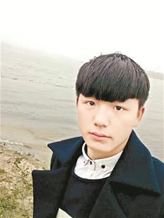 男生看望同学时失踪一年半 其父遇车祸重伤盼他回家