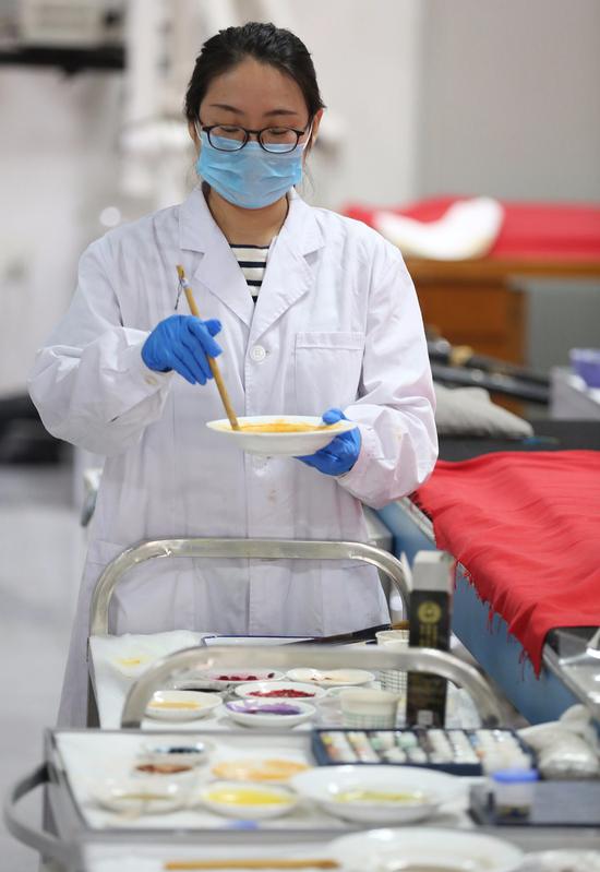 这群80后“壁画医生”身穿白大褂 让千年历史重获新生