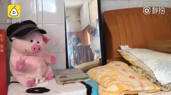 南宁一位街头拾荒的老人因为这个举动火了！