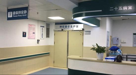 10月30日上午,黄坚在ICU病房外见到李某明的遗体被推出。新京报记者 雷燕超 摄