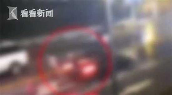 情侣在马路上吵架女生被撞身亡 男生负主责被逮捕